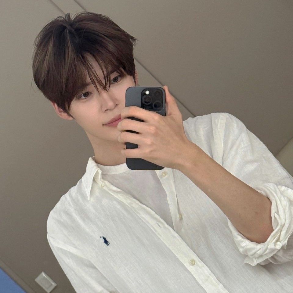 Latest photo of Sung Hanbin (ZEROBASEONE)