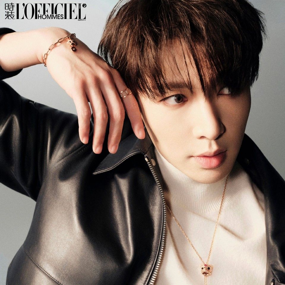 Behind-the-scenes cut of Lay (EXO)