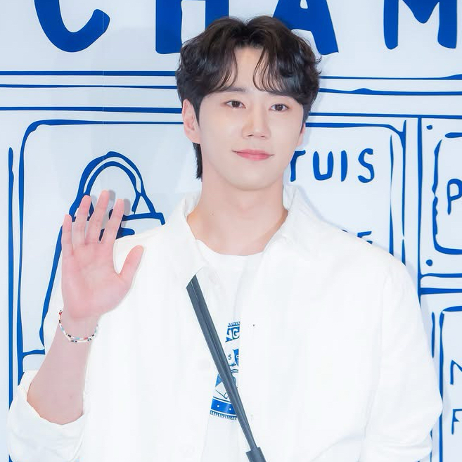Behind-the-scenes cut of Lee Junyoung