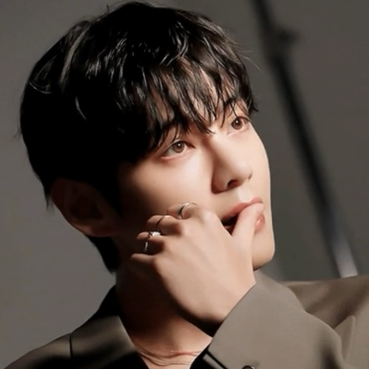 뷔 (방탄소년단)의 최신 사진