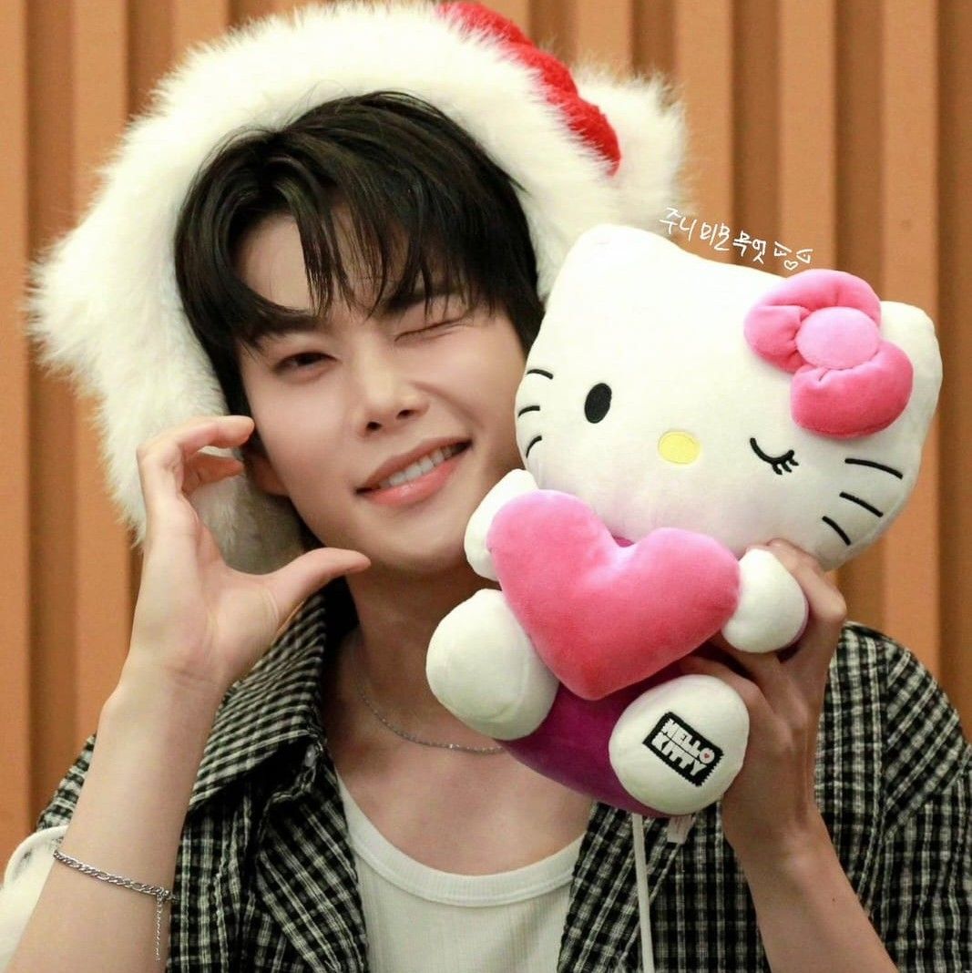 A moment captured by MJ (ASTRO)'s fan