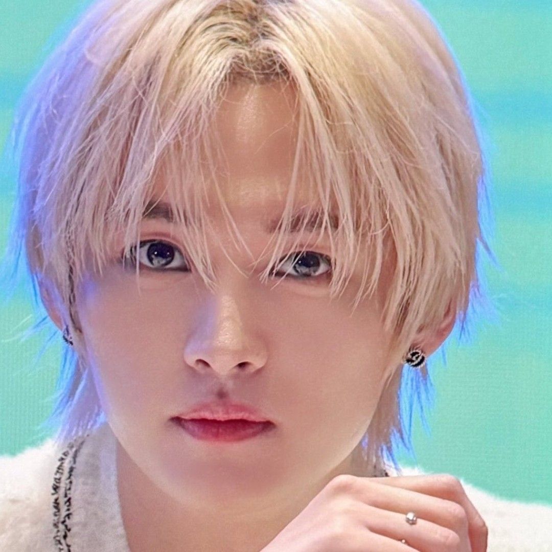 Latest photo of Lee Know (Stray Kids)