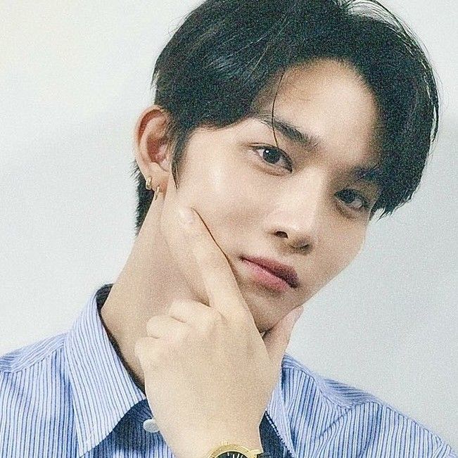 Foto aktivitas terbaru Bae Jinyoung