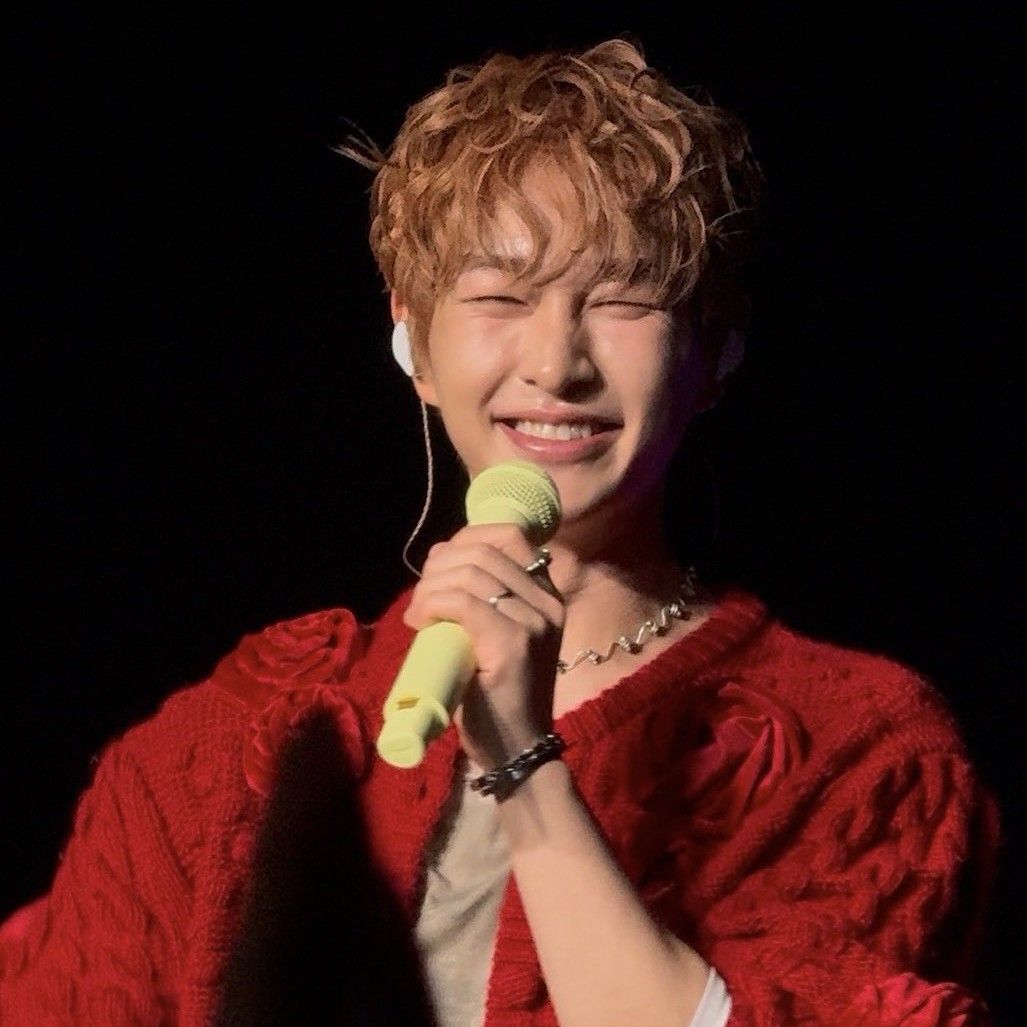 A moment captured by Onew (SHINee)'s fan