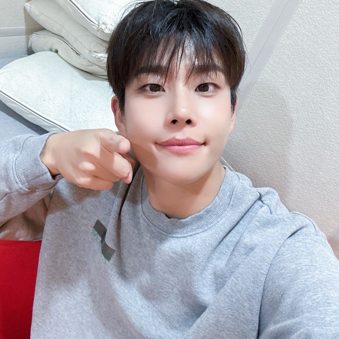 A moment captured by MJ (ASTRO)'s fan