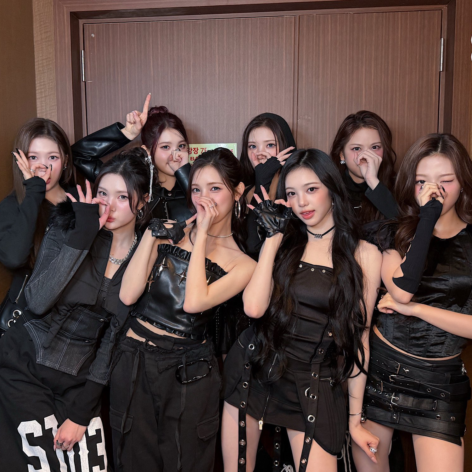 A moment captured by Hearts2Hearts's fan