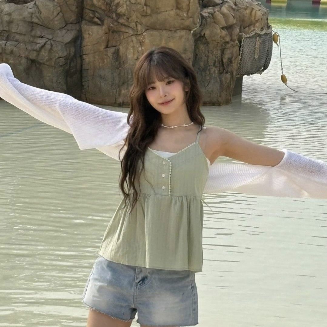Behind-the-scenes cut of tripleS