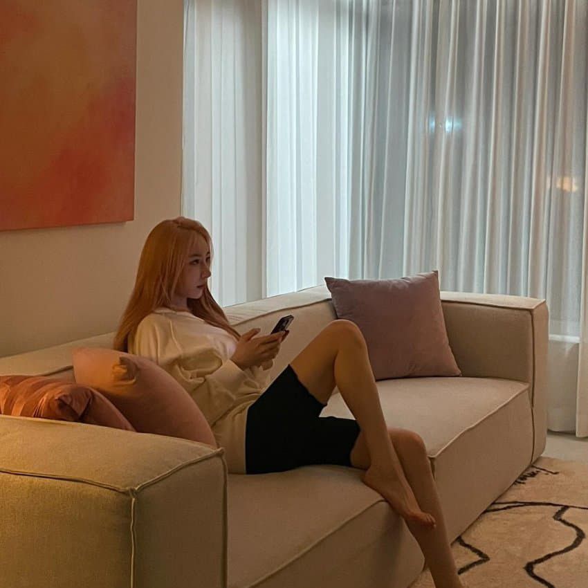 Behind-the-scenes cut of Lee Chaeyeon
