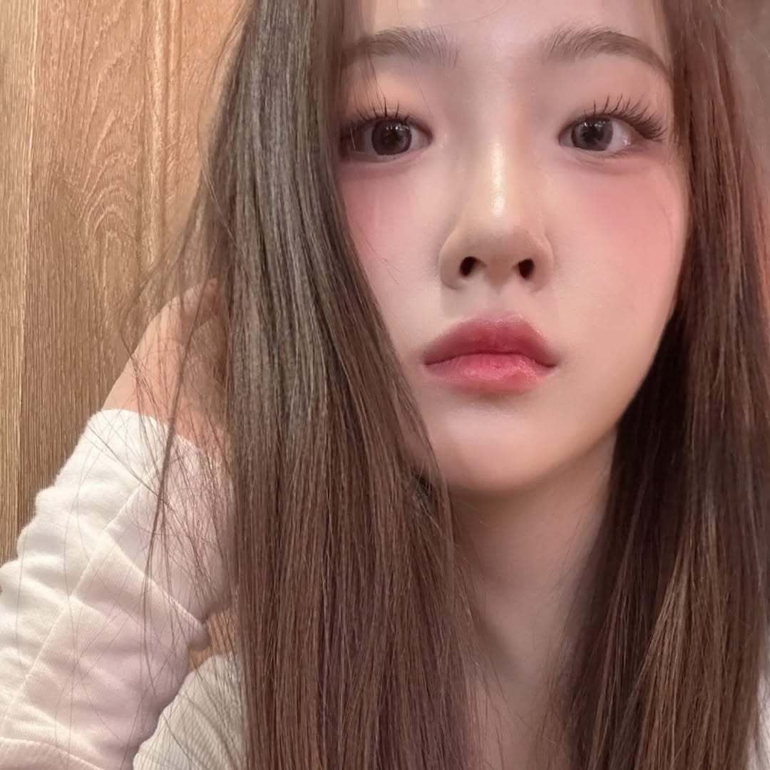 Recent activity shot of Chloe (cignature)