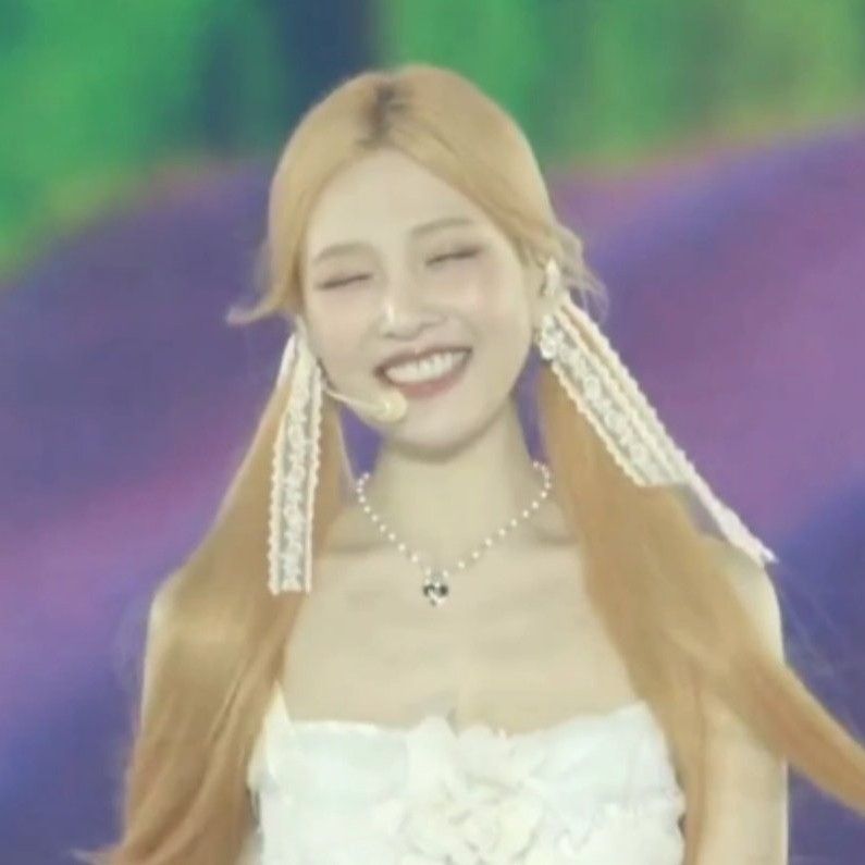 Latest photo of Joy (Red Velvet)