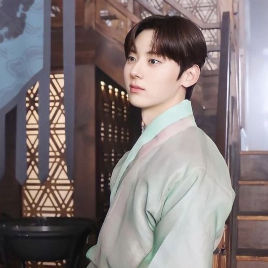 Behind-the-scenes cut of Hwang Minhyun