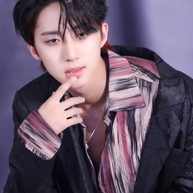 A moment captured by Hui (PENTAGON)'s fan