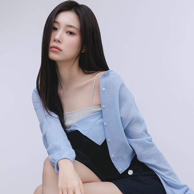 A moment captured by Kang Hyewon's fan