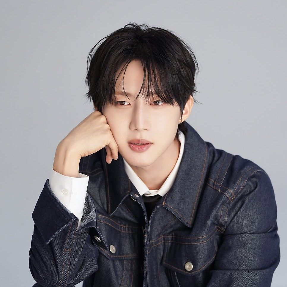 A moment captured by Hui (PENTAGON)'s fan