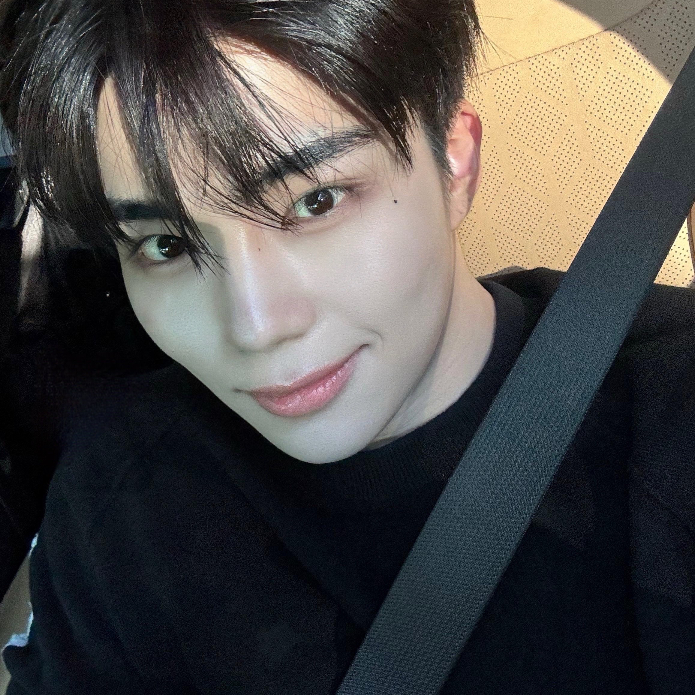 Foto terbaru Park Gunwook (ZEROBASEONE)