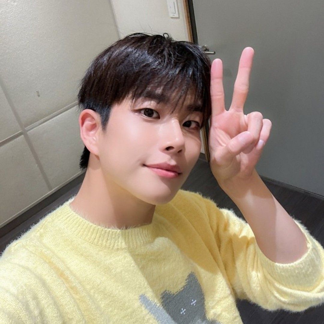 A moment captured by MJ (ASTRO)'s fan