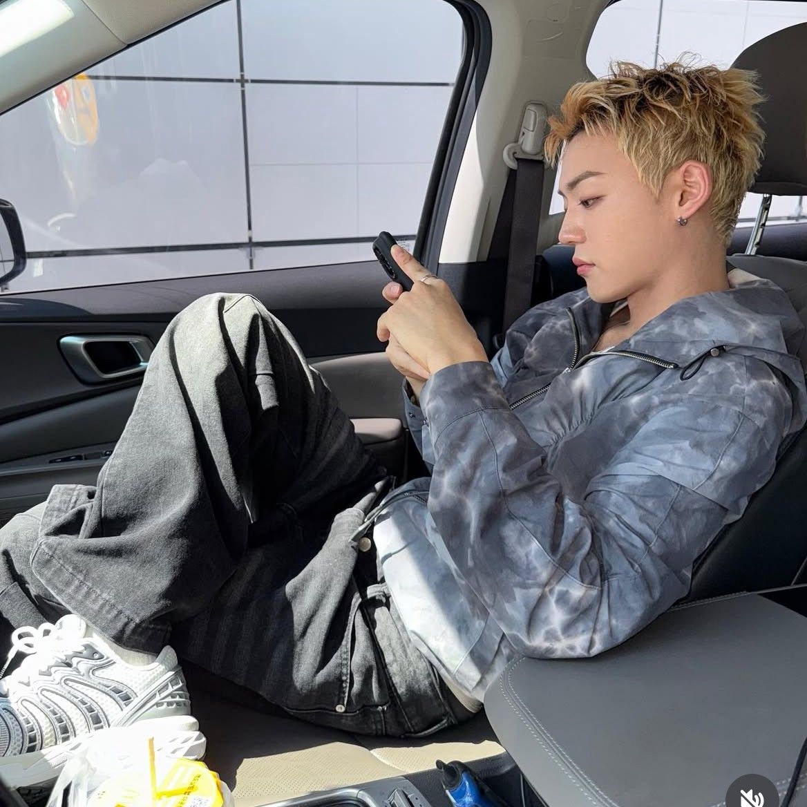 Behind-the-scenes cut of Chan (A.C.E)