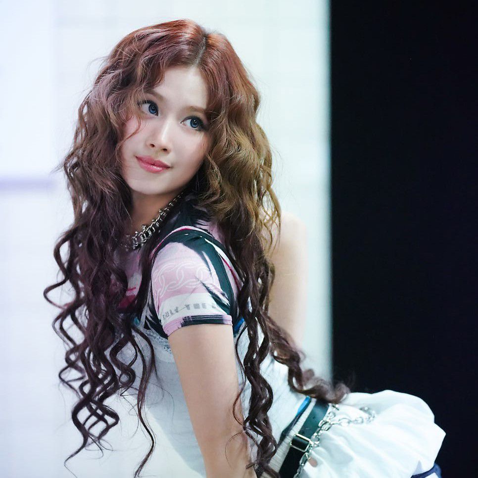 사나 (TWICE)의 비하인드 컷