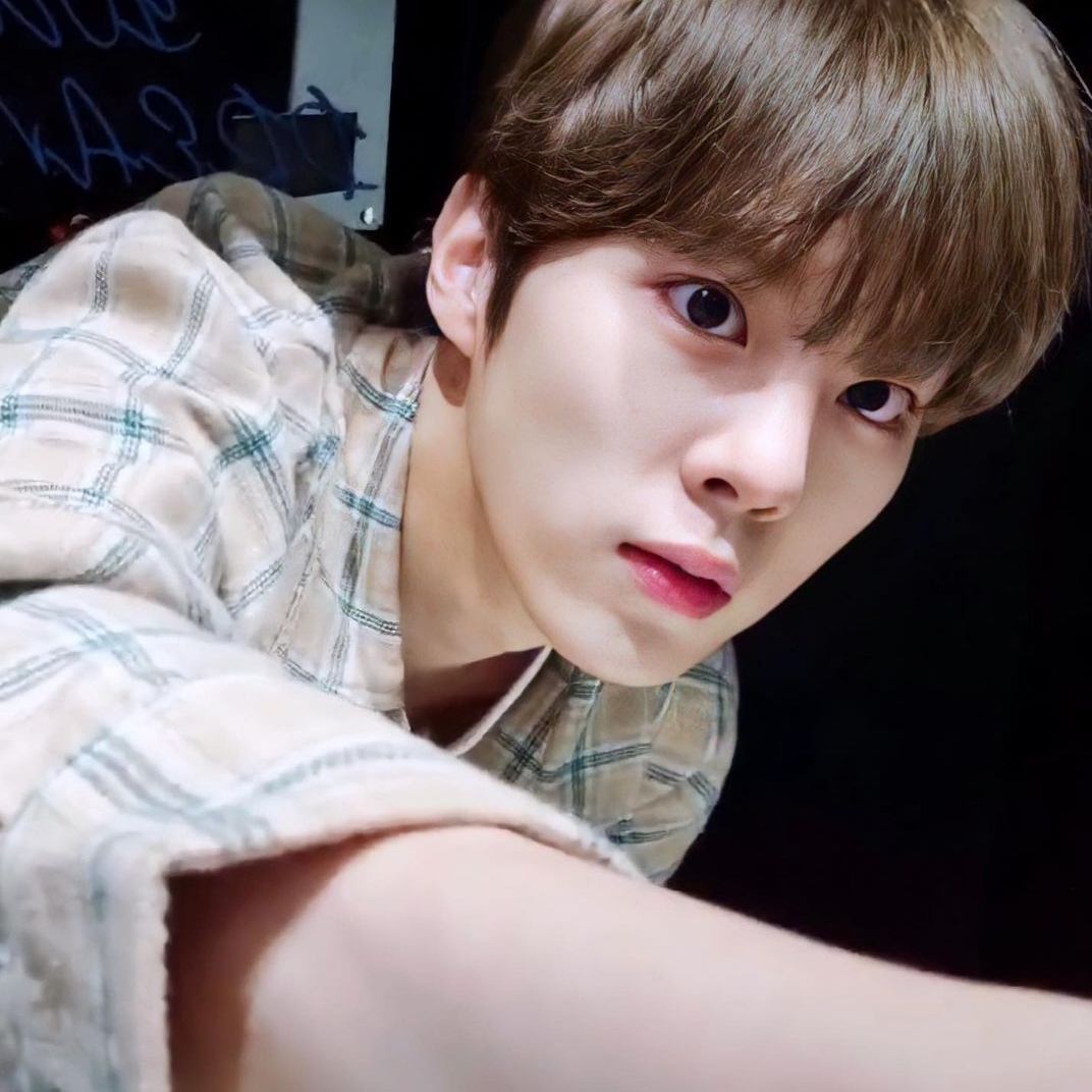 Behind-the-scenes cut of Kim Wooseok