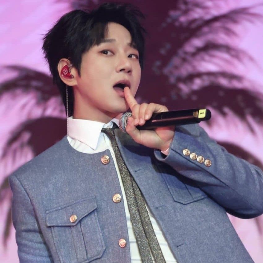 Latest photo of Hwang Chiyeol