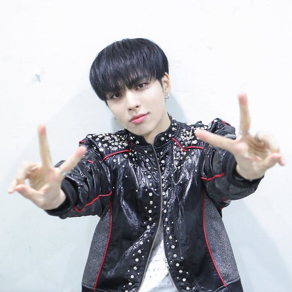 A moment captured by BX (CIX)'s fan