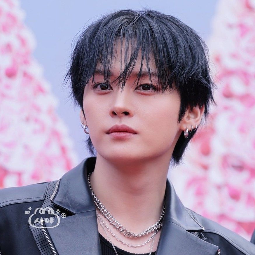 Latest photo of Lee Know (Stray Kids)