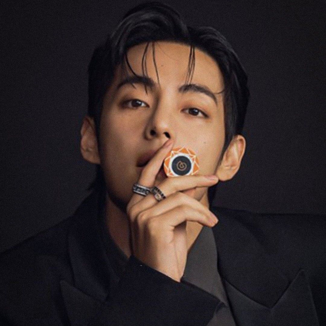 뷔 (방탄소년단)의 최신 사진