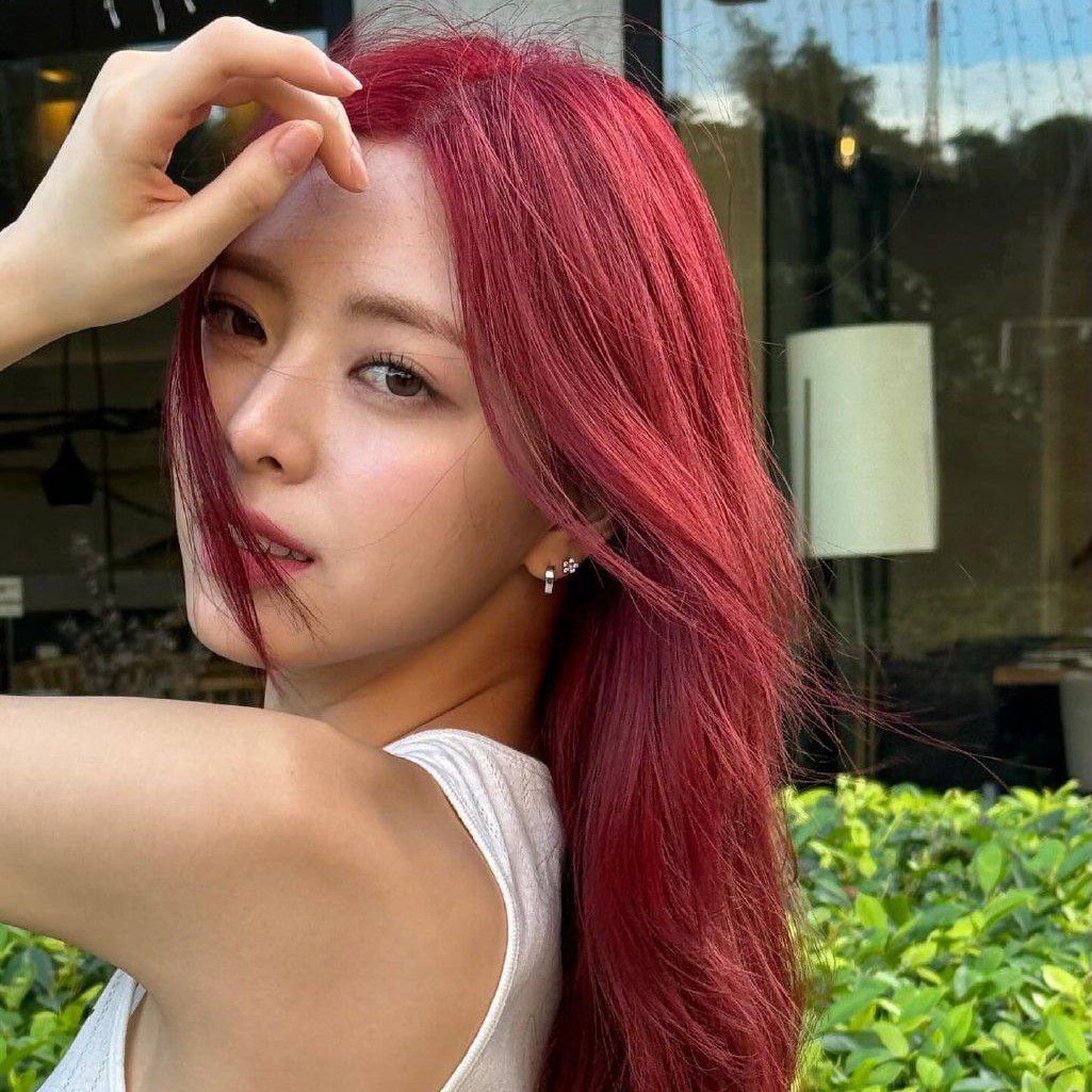 Behind-the-scenes cut of Yuna (ITZY)