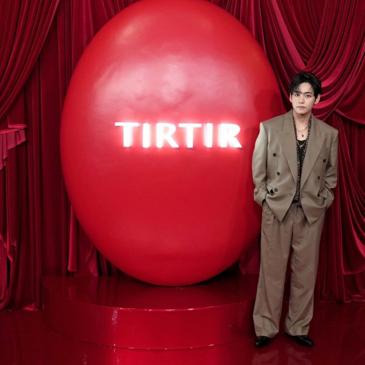 뷔 (방탄소년단)의 최신 사진