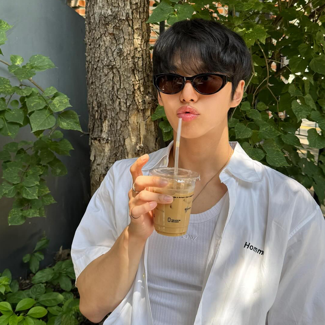 A moment captured by Hongseok (PENTAGON)'s fan