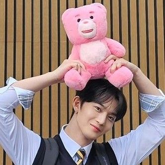 Behind-the-scenes cut of Bae Jinyoung