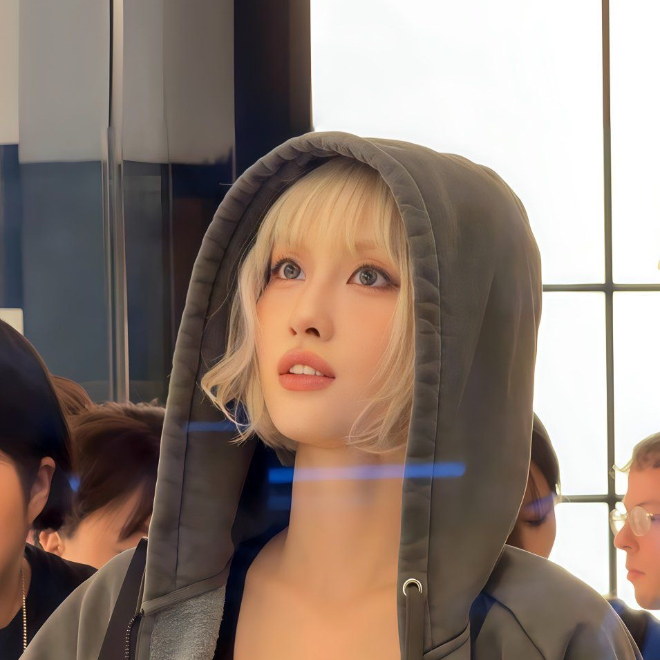 Behind-the-scenes cut of Momo (TWICE)