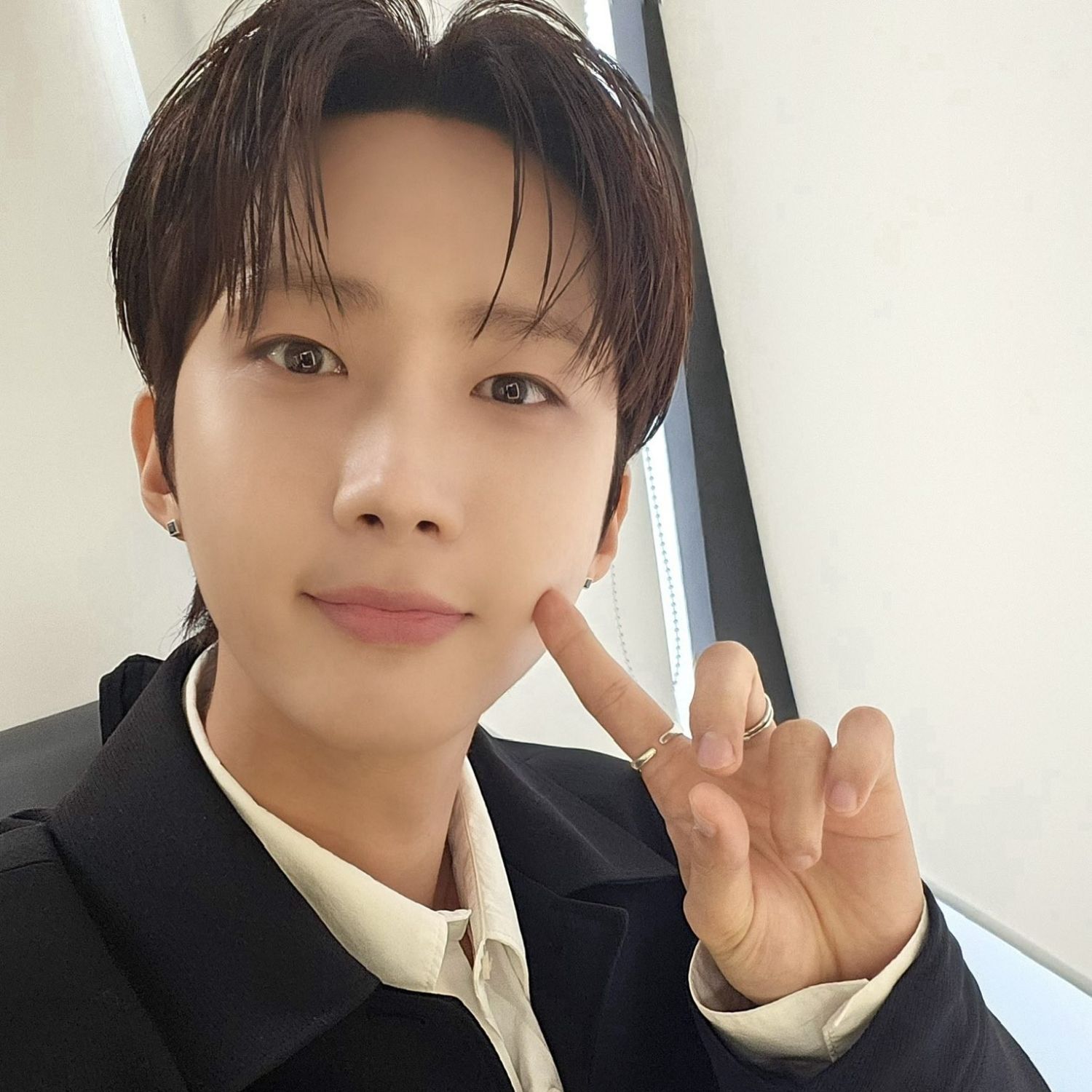 Recent activity shot of Hui (PENTAGON)