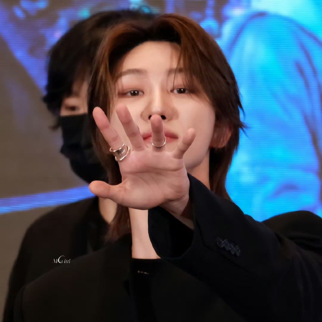 Behind-the-scenes cut of The 8 (SEVENTEEN)