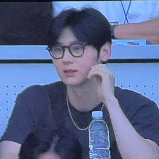 A moment captured by Hwang Minhyun's fan