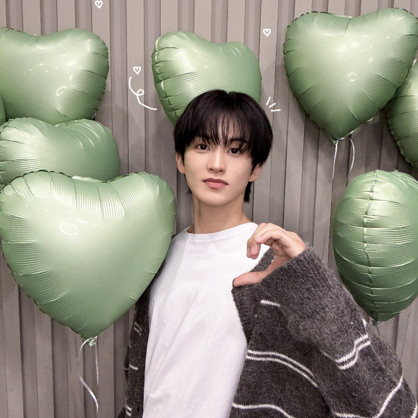 Behind-the-scenes cut of Mark (NCT 127, NCT DREAM)