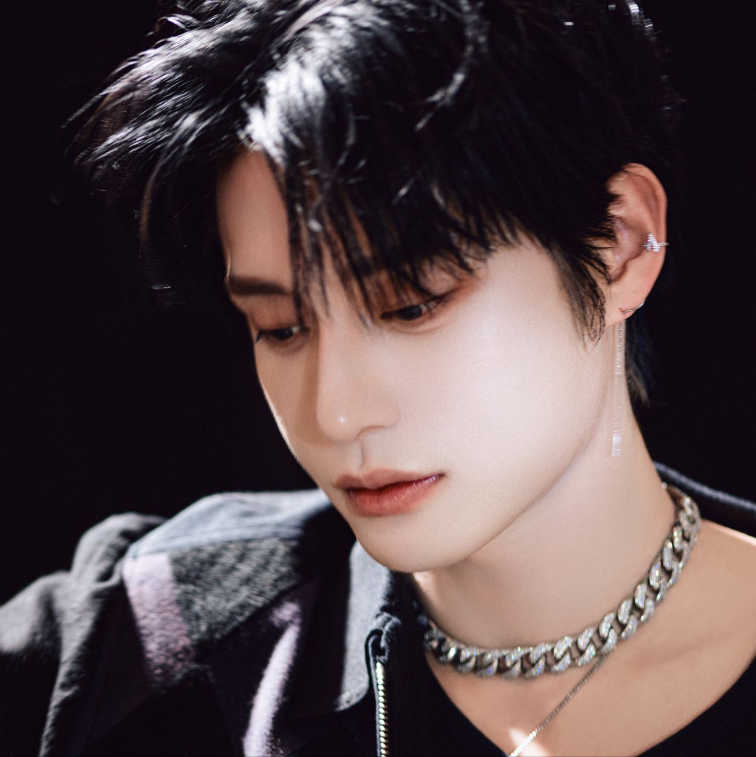 Behind-the-scenes cut of Kim Jiwoong (ZEROBASEONE)