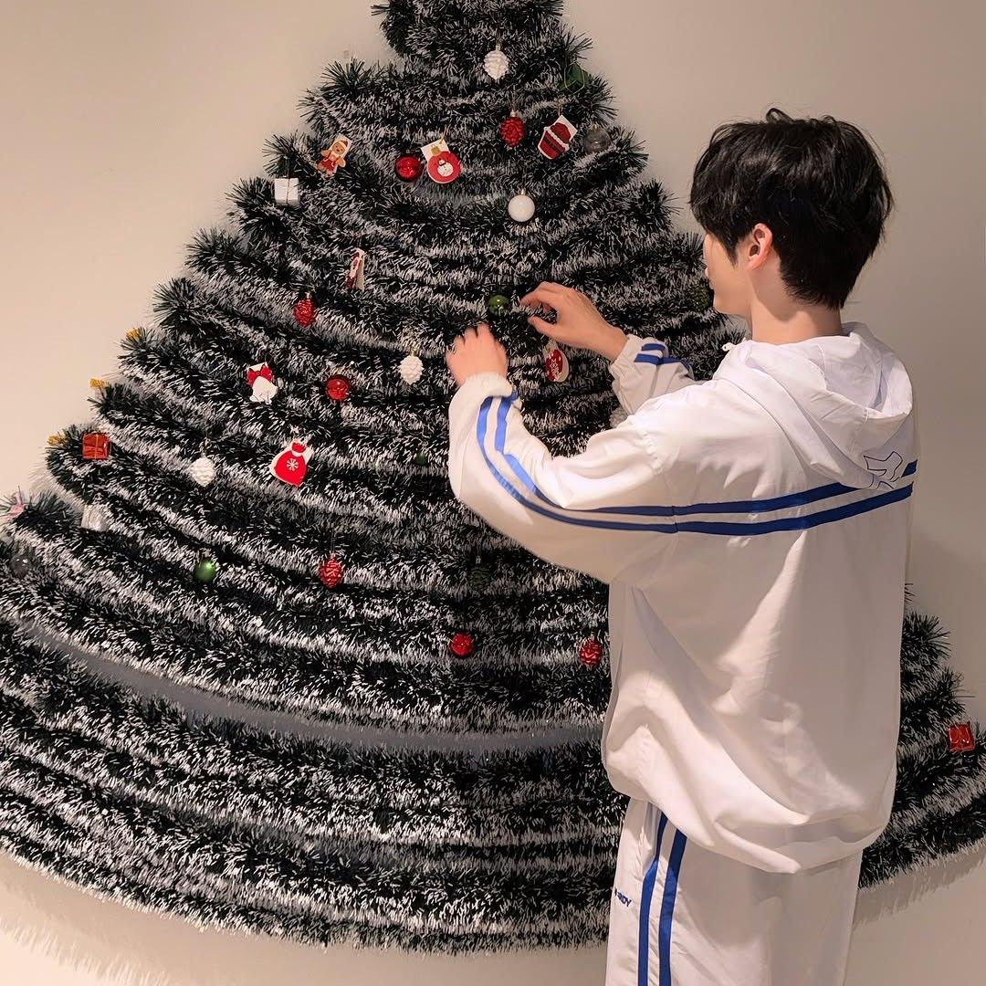 Recent activity shot of Sung Hanbin (ZEROBASEONE)