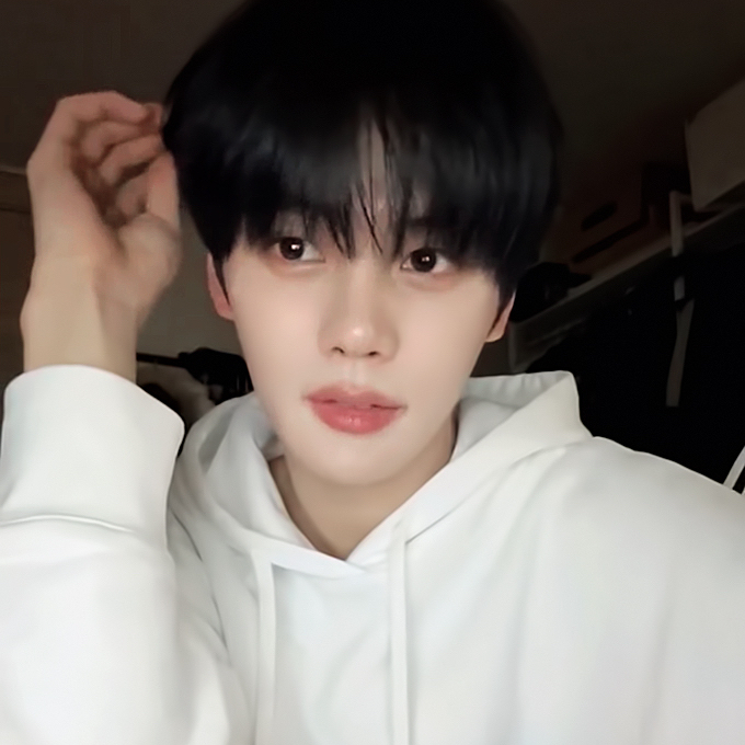Behind-the-scenes cut of Kim Gyuvin (ZEROBASEONE)