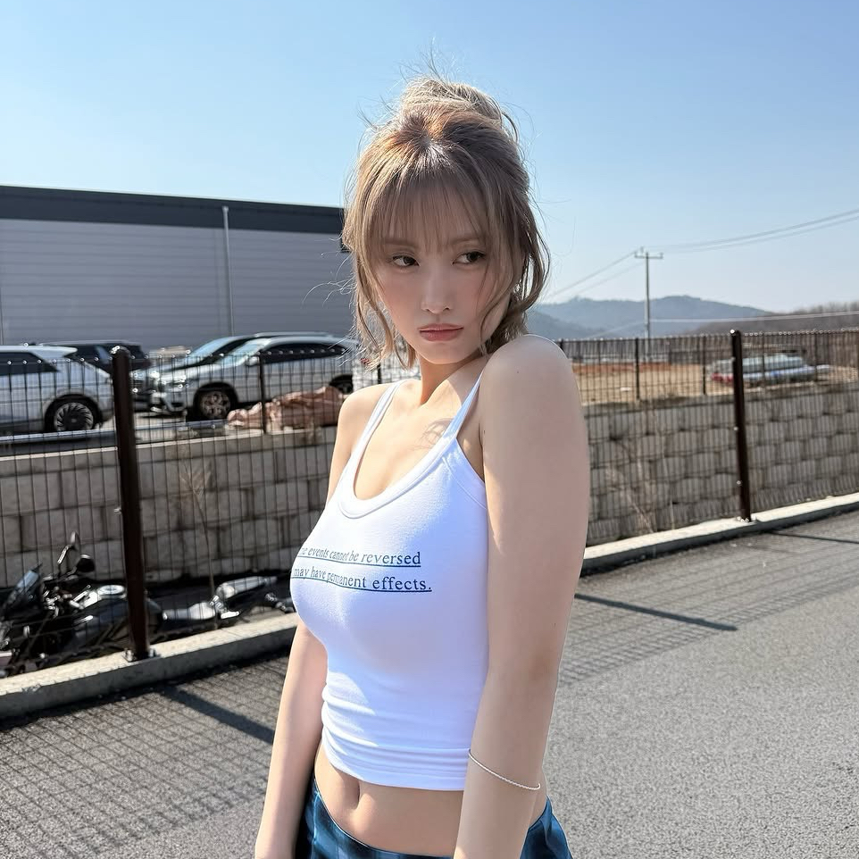 Behind-the-scenes cut of Momo (TWICE)