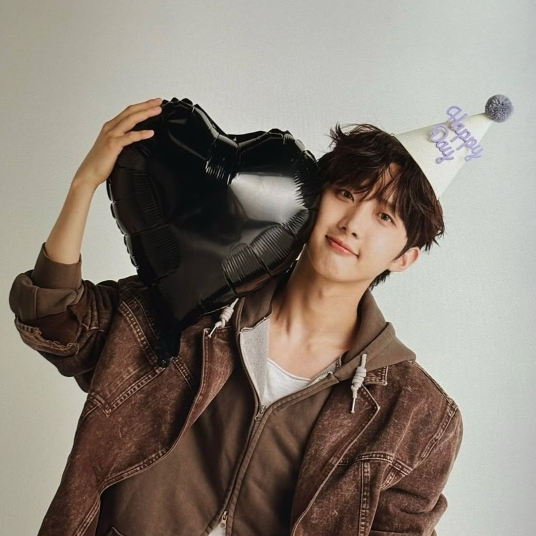 A moment captured by Hui (PENTAGON)'s fan