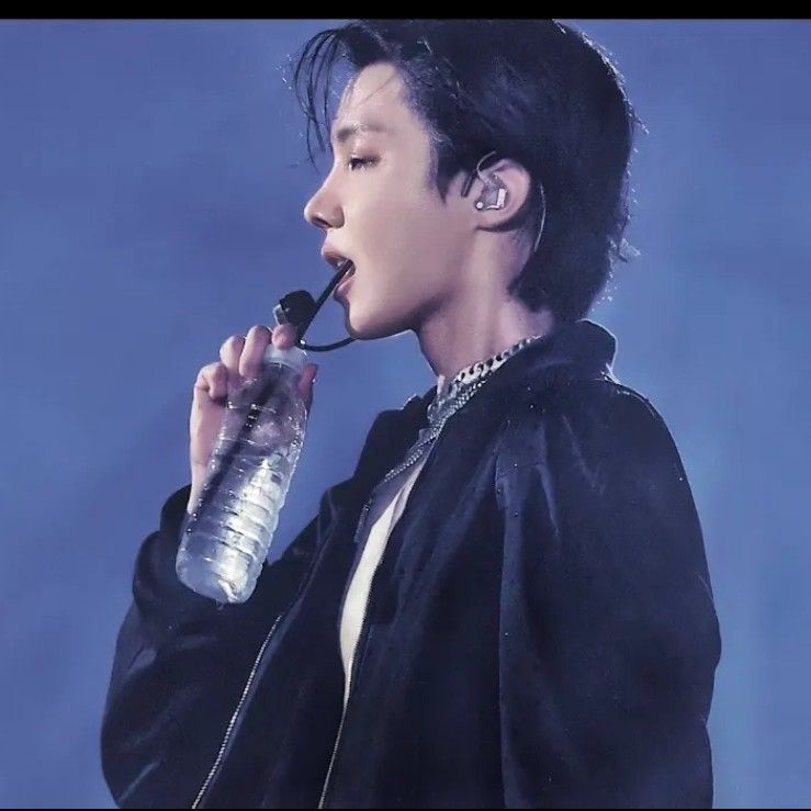 제이홉 (방탄소년단)의 최신 사진