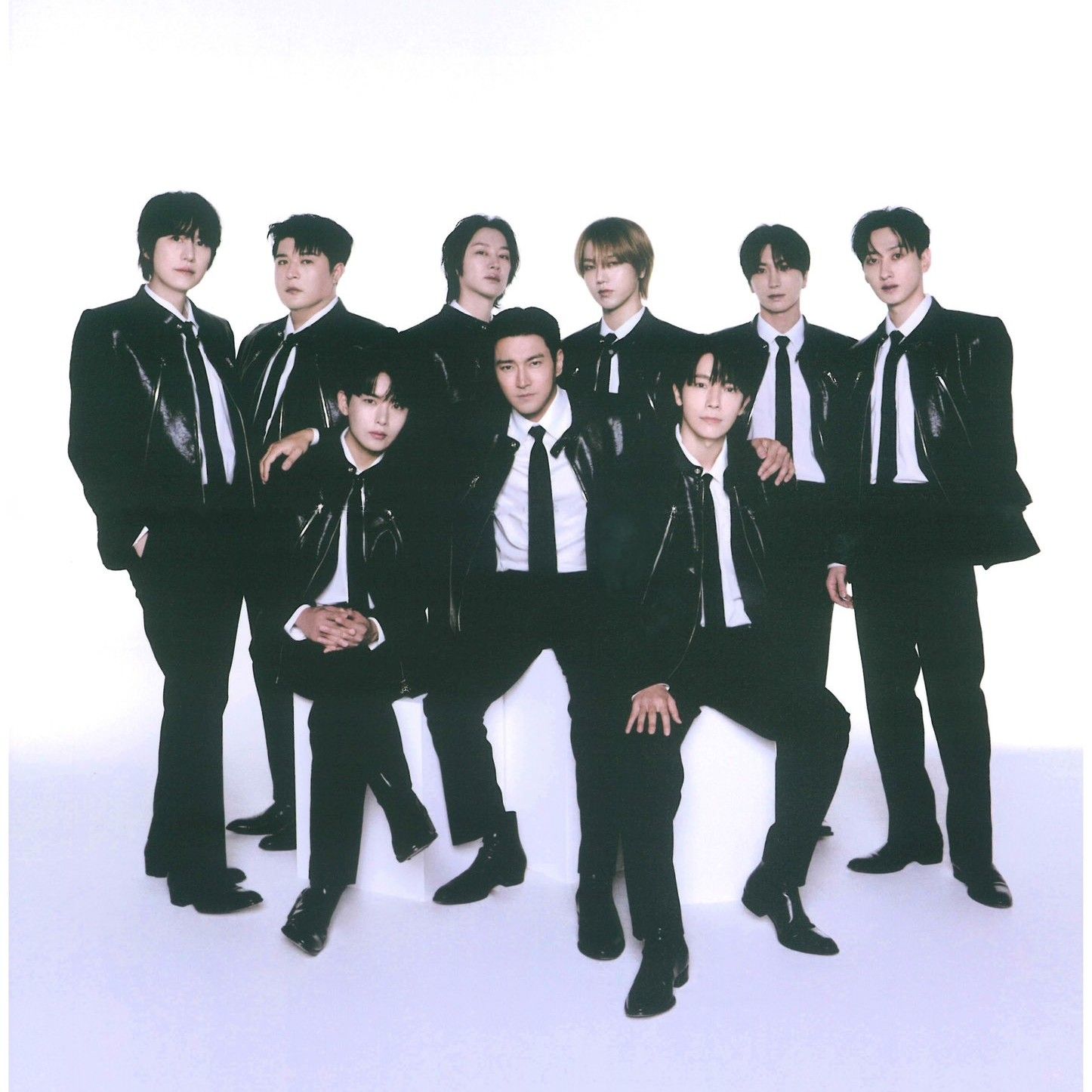 Behind-the-scenes cut of Super Junior