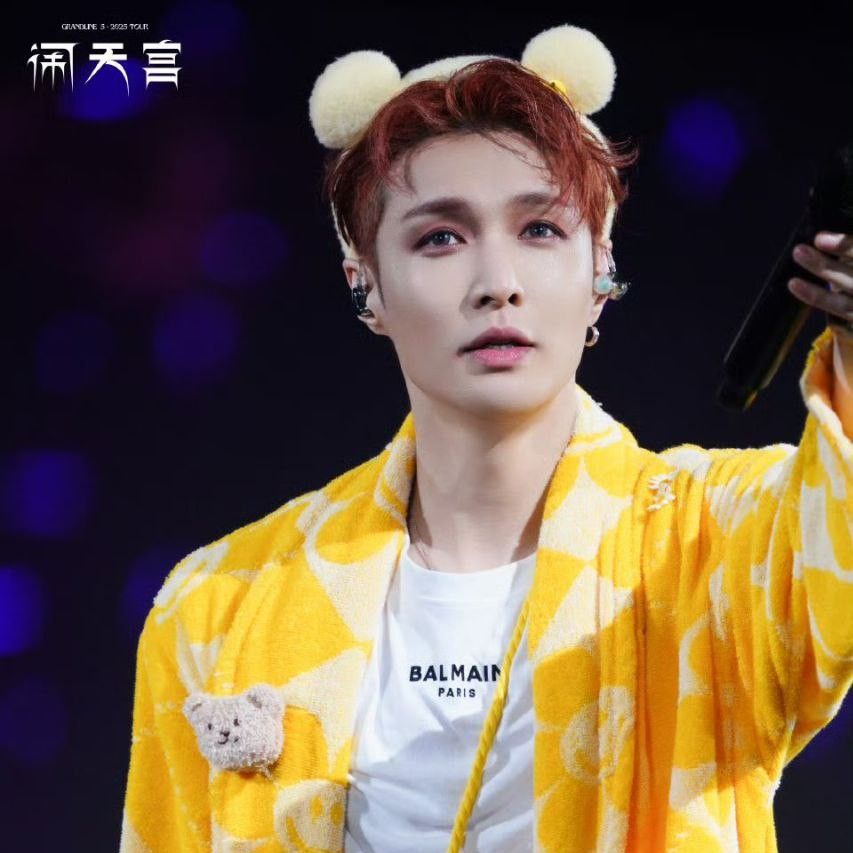 Recent activity shot of Lay (EXO)