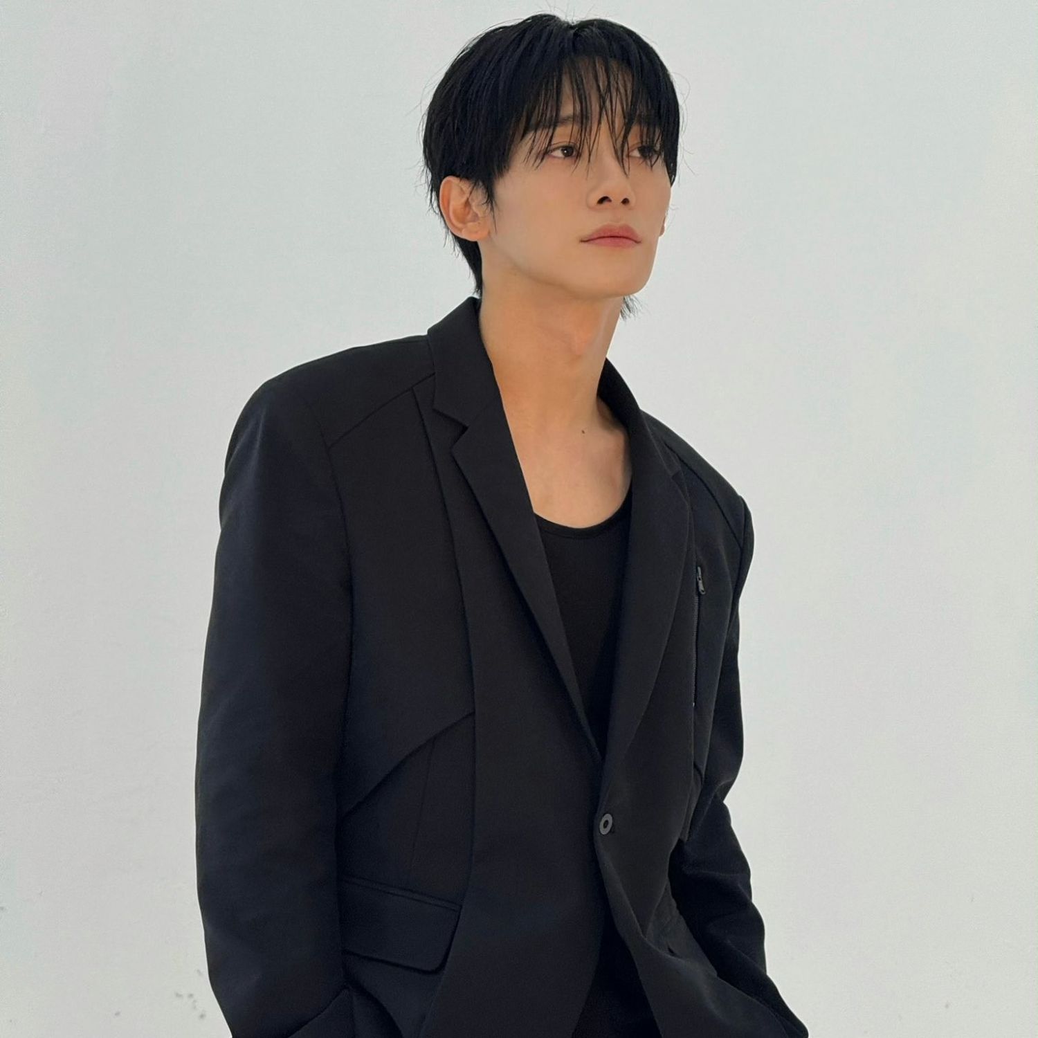 Behind-the-scenes cut of Chen (EXO)