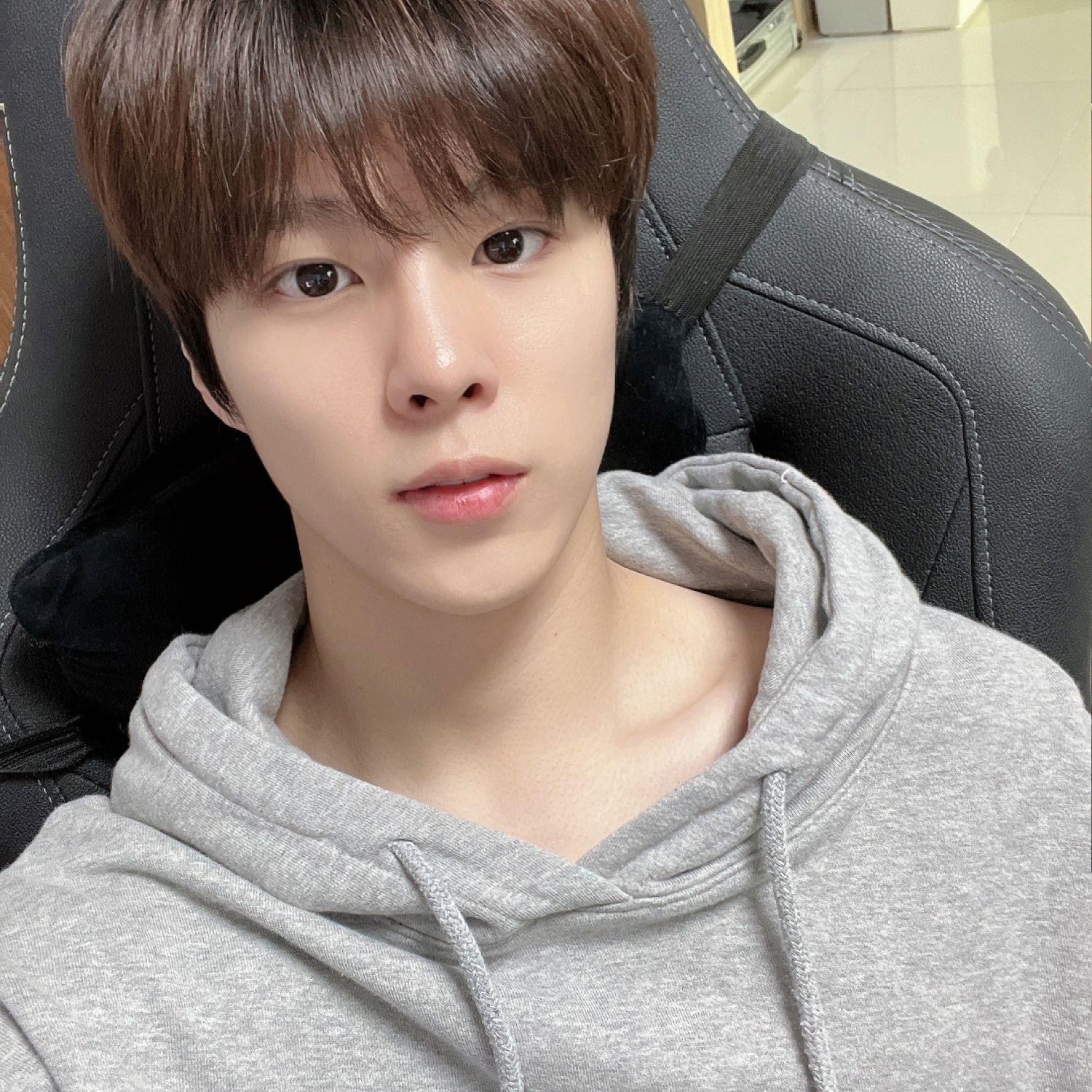 Behind-the-scenes cut of Kim Wooseok