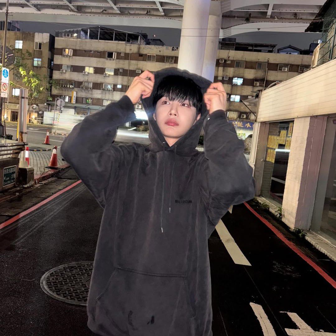 A moment captured by Jeon Woong (AB6IX)'s fan