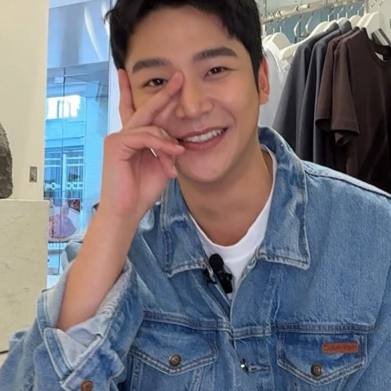 A moment captured by Rowoon's fan