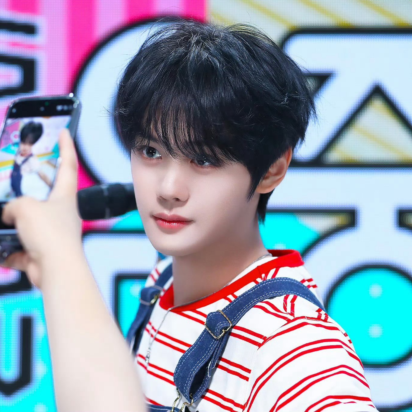 A moment captured by Kim Gyuvin (ZEROBASEONE)'s fan