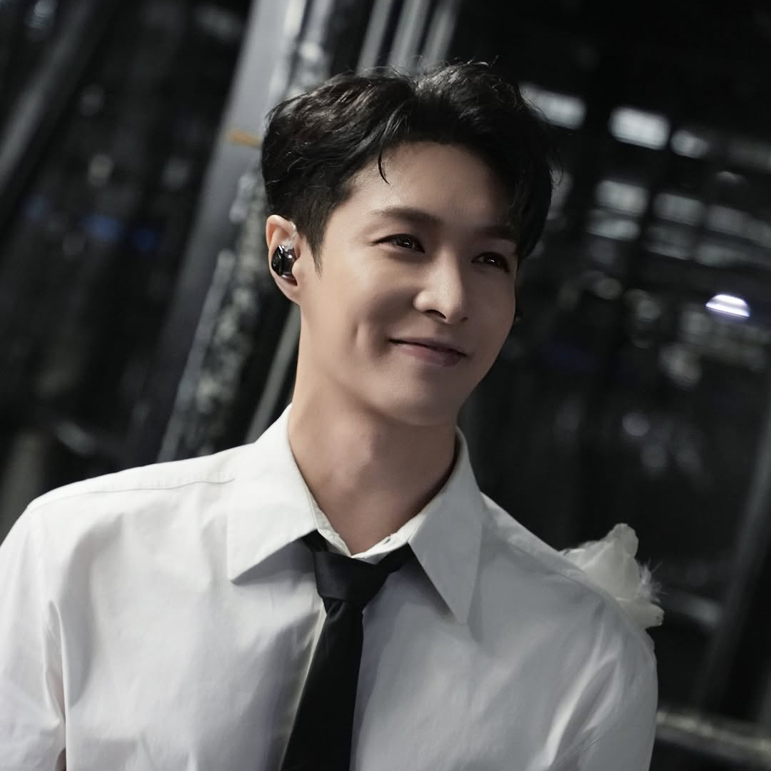 Behind-the-scenes cut of Lay (EXO)